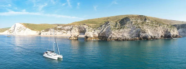 Durdle Door Sahili 'ndeki Cliff ve Hills' in yüksek açılı görüntüsü. İngiltere 'nin Büyük Turist Çekimi ve Yazın Çok Ünlü. 9 Eylül 'de En Güzel Manzara' nın Muhteşem Görüntüsü Çekildi