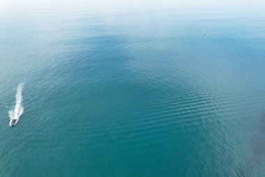 Muhteşem Yüksek Açılı Halk Manzarası İngiltere 'nin Durdle Door Manzaralı Suları' nın Okyanus Sahili 'nde Britanya' nın Kayılarda ve Yüzmede Sıcak Havası 'nın tadını çıkarıyor. Resim 9 Eylül 2023 'te çekildi.