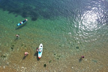 Muhteşem Yüksek Açılı Halk Manzarası İngiltere 'nin Durdle Door Manzaralı Suları' nın Okyanus Sahili 'nde Britanya' nın Kayılarda ve Yüzmede Sıcak Havası 'nın tadını çıkarıyor. Resim 9 Eylül 2023 'te çekildi.