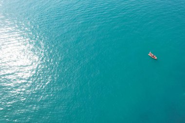 Muhteşem Yüksek Açılı Halk Manzarası İngiltere 'nin Durdle Door Manzaralı Suları' nın Okyanus Sahili 'nde Britanya' nın Kayılarda ve Yüzmede Sıcak Havası 'nın tadını çıkarıyor. Resim 9 Eylül 2023 'te çekildi.