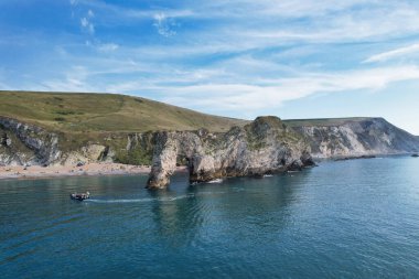 Muhteşem Yüksek Açılı Halk Manzarası İngiltere 'nin Durdle Door Manzaralı Suları' nın Okyanus Sahili 'nde Britanya' nın Kayılarda ve Yüzmede Sıcak Havası 'nın tadını çıkarıyor. Resim 9 Eylül 2023 'te çekildi.