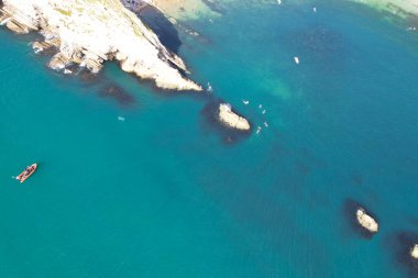 Muhteşem Yüksek Açılı Halk Manzarası İngiltere 'nin Durdle Door Manzaralı Suları' nın Okyanus Sahili 'nde Britanya' nın Kayılarda ve Yüzmede Sıcak Havası 'nın tadını çıkarıyor. Resim 9 Eylül 2023 'te çekildi.