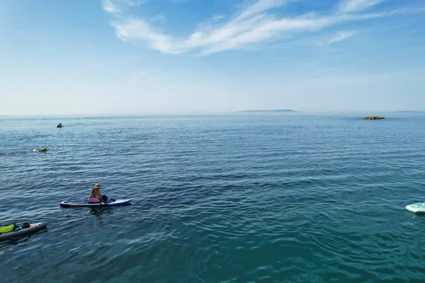 Люди Наслаждаются Жаркой Британской Погодой Лодках Плывут Океанскому Пляжу Видом — стоковое фото