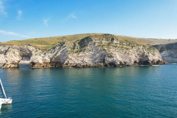 Muhteşem Yüksek Açılı Halk Manzarası İngiltere 'nin Durdle Door Manzaralı Suları' nın Okyanus Sahili 'nde Britanya' nın Kayılarda ve Yüzmede Sıcak Havası 'nın tadını çıkarıyor. Resim 9 Eylül 2023 'te çekildi.