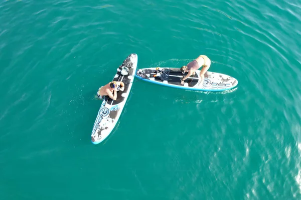 Люди Наслаждаются Жаркой Британской Погодой Лодках Плывут Океанскому Пляжу Видом — стоковое фото