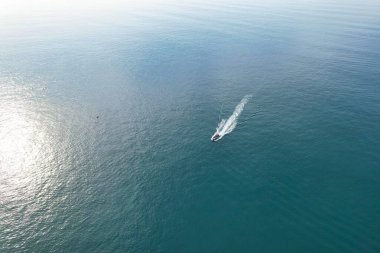 Muhteşem Yüksek Açılı Halk Manzarası İngiltere 'nin Durdle Door Manzaralı Suları' nın Okyanus Sahili 'nde Britanya' nın Kayılarda ve Yüzmede Sıcak Havası 'nın tadını çıkarıyor. Resim 9 Eylül 2023 'te çekildi.