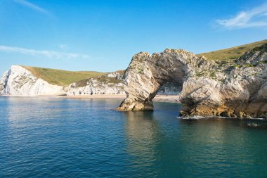 Muhteşem Yüksek Açılı Halk Manzarası İngiltere 'nin Durdle Door Manzaralı Suları' nın Okyanus Sahili 'nde Britanya' nın Kayılarda ve Yüzmede Sıcak Havası 'nın tadını çıkarıyor. Resim 9 Eylül 2023 'te çekildi.