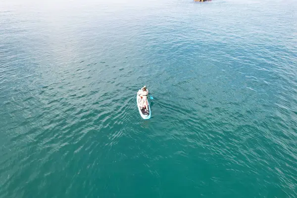 人々の豪華なハイアングルビューは イギリスのドアシービューウォーターのオーシャンビーチでボートと水泳でホット英国の天気を楽しんでいます 2023年9月9日に撮影された画像 — ストック写真