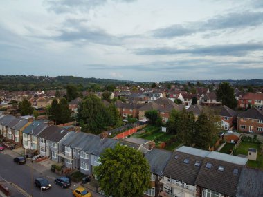 Yüksek Angle Drone 'un Dramatik Bulutlar ve Gökyüzü Kamerası İngiltere' nin Luton Şehri üzerinde 11 Eylül 2023