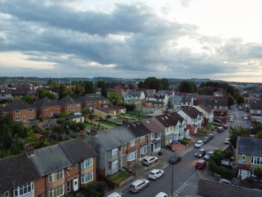 Yüksek Angle Drone 'un Dramatik Bulutlar ve Gökyüzü Kamerası İngiltere' nin Luton Şehri üzerinde 11 Eylül 2023