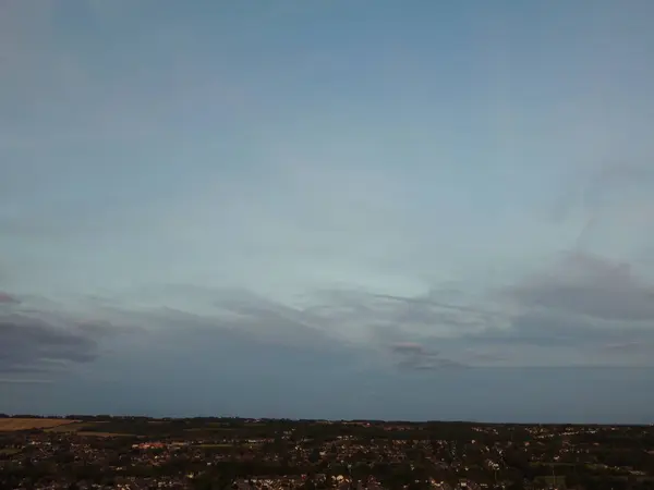 2023年9月11日 英国卢顿市上空高角无人机的戏剧性云彩镜头 — 图库照片