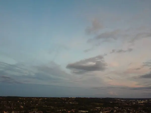 Câmera Drones Alto Ângulo Filmagem Nuvens Dramáticas Céu Sobre Cidade — Fotografia de Stock
