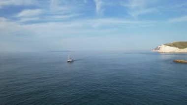 Muhteşem Yüksek Açılı Halk Manzarası İngiltere 'nin Durdle Door Manzaralı Suları' nın Okyanus Sahili 'nde Britanya' nın Kayılarda ve Yüzmede Sıcak Havası 'nın tadını çıkarıyor. 9 Eylül 2023 'te Çekilen Görüntü