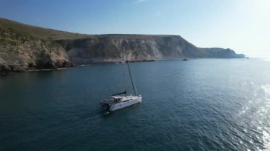 Muhteşem Yüksek Açılı Halk Manzarası İngiltere 'nin Durdle Door Manzaralı Suları' nın Okyanus Sahili 'nde Britanya' nın Kayılarda ve Yüzmede Sıcak Havası 'nın tadını çıkarıyor. 9 Eylül 2023 'te Çekilen Görüntü