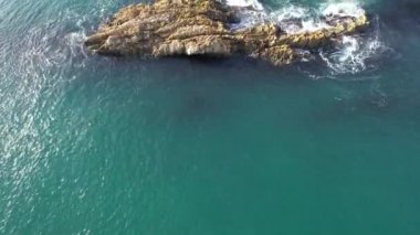 Durdle Door Sahili 'ndeki Cliff ve Hills' in yüksek açılı görüntüsü. İngiltere 'nin Büyük Turist Çekimi ve Yazın Çok Ünlü. En Güzel Manzaranın Muhteşem Görüntüsü 9 Eylül 'de Çekildi
