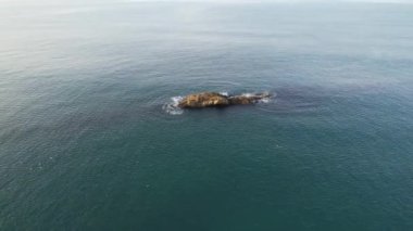 Durdle Door Sahili 'ndeki Cliff ve Hills' in yüksek açılı görüntüsü. İngiltere 'nin Büyük Turist Çekimi ve Yazın Çok Ünlü. En Güzel Manzaranın Muhteşem Görüntüsü 9 Eylül 'de Çekildi