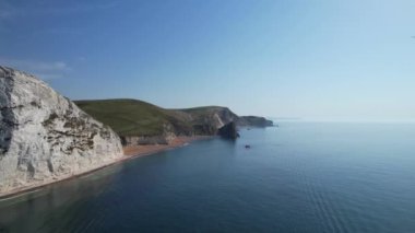 Durdle Door Sahili 'ndeki Cliff ve Hills' in yüksek açılı görüntüsü. İngiltere 'nin Büyük Turist Çekimi ve Yazın Çok Ünlü. En Güzel Manzaranın Muhteşem Görüntüsü 9 Eylül 'de Çekildi