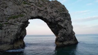 Durdle Door Sahili 'ndeki Cliff ve Hills' in yüksek açılı görüntüsü. İngiltere 'nin Büyük Turist Çekimi ve Yazın Çok Ünlü. En Güzel Manzaranın Muhteşem Görüntüsü 9 Eylül 'de Çekildi