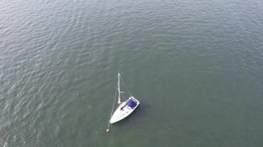 Muhteşem Yüksek Açılı Halk Manzarası İngiltere 'nin Durdle Door Manzaralı Suları' nın Okyanus Sahili 'nde Britanya' nın Kayılarda ve Yüzmede Sıcak Havası 'nın tadını çıkarıyor. 9 Eylül 2023 'te Çekilen Görüntüler
