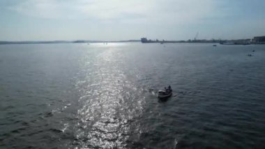 Muhteşem Yüksek Açılı Halk Manzarası İngiltere 'nin Durdle Door Manzaralı Suları' nın Okyanus Sahili 'nde Britanya' nın Kayılarda ve Yüzmede Sıcak Havası 'nın tadını çıkarıyor. 9 Eylül 2023 'te Çekilen Görüntüler