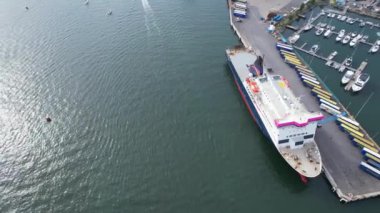 Muhteşem Yüksek Açılı Halk Manzarası İngiltere 'nin Durdle Door Manzaralı Suları' nın Okyanus Sahili 'nde Britanya' nın Kayılarda ve Yüzmede Sıcak Havası 'nın tadını çıkarıyor. 9 Eylül 2023 'te Çekilen Görüntüler