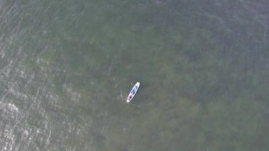 Muhteşem Yüksek Açılı Halk Manzarası İngiltere 'nin Durdle Door Manzaralı Suları' nın Okyanus Sahili 'nde Britanya' nın Kayılarda ve Yüzmede Sıcak Havası 'nın tadını çıkarıyor. 9 Eylül 2023 'te Çekilen Görüntüler