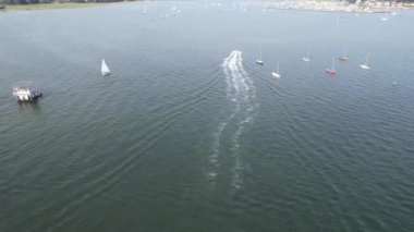 Muhteşem Yüksek Açılı Halk Manzarası İngiltere 'nin Durdle Door Manzaralı Suları' nın Okyanus Sahili 'nde Britanya' nın Kayılarda ve Yüzmede Sıcak Havası 'nın tadını çıkarıyor. 9 Eylül 2023 'te Çekilen Görüntüler