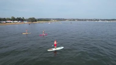 Muhteşem Yüksek Açılı Halk Manzarası İngiltere 'nin Durdle Door Manzaralı Suları' nın Okyanus Sahili 'nde Britanya' nın Kayılarda ve Yüzmede Sıcak Havası 'nın tadını çıkarıyor. 9 Eylül 2023 'te Çekilen Görüntüler