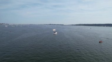 Muhteşem Yüksek Açılı Halk Manzarası İngiltere 'nin Durdle Door Manzaralı Suları' nın Okyanus Sahili 'nde Britanya' nın Kayılarda ve Yüzmede Sıcak Havası 'nın tadını çıkarıyor. 9 Eylül 2023 'te Çekilen Görüntüler