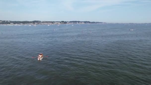 사람들의 화려한 보트에 뜨거운 날씨를 즐기고 바다보기 잉글랜드 영국의 워터스 — 비디오