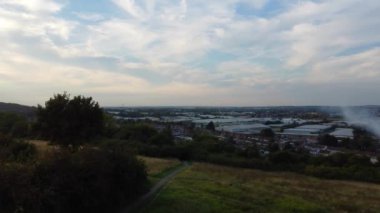 Yüksek Angle Drone 'un Luton Town of England Bulutlu Gün' deki görüntüleri. Görüntüler 7 Eylül 2023 'te şehrin batısından çekildi. Hava Manzarası Güzel Luton Şehri, Yollar ve Binaları Gösteriyor.