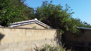 Yüksek Angle Drone 'un Luton Town of England Bulutlu Gün' deki görüntüleri. Görüntüler 7 Eylül 2023 'te şehrin batısından çekildi. Hava Manzarası Güzel Luton Şehri, Yollar ve Binaları Gösteriyor.