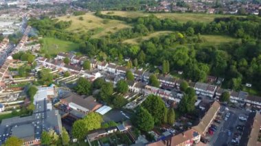 Yüksek Angle Drone 'un Luton Town of England Bulutlu Gün' deki görüntüleri. Görüntüler 7 Eylül 2023 'te şehrin batısından çekildi. Hava Manzarası Güzel Luton Şehri, Yollar ve Binaları Gösteriyor.