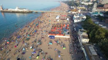 Bournemouth Sahili 'ndeki İngiliz Sıcak Sonbahar Günü' nün tadını çıkaran insanların hava görüntüsü. İngiltere İngiltere İngiltere. Görüntü İHA 'nın Kamerasıyla 9 Eylül 2023' te günbatımında çekildi.