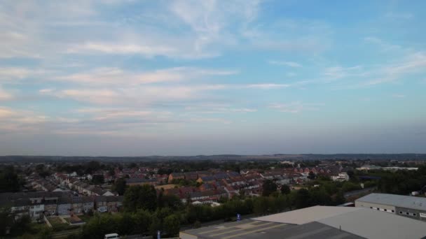 Yüksek Angle Drone Luton Town England Bulutlu Gün Deki Görüntüleri — Stok video