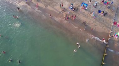 Bournemouth Sahili 'ndeki İngiliz Sıcak Sonbahar Günü' nün tadını çıkaran insanların hava görüntüsü. İngiltere İngiltere İngiltere. Görüntü İHA 'nın Kamerasıyla 9 Eylül 2023' te günbatımında çekildi.