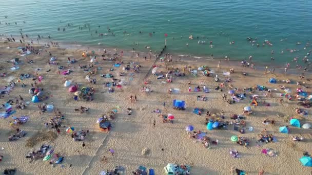 伯恩茅斯海滩人民的空中景观享受英国的热秋节 2023年9月9日日落时用无人机拍摄的影像 — 图库视频影像