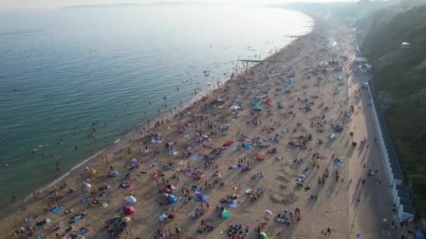 伯恩茅斯海滩人民的空中景观享受英国的热秋节 2023年9月9日日落时用无人机拍摄的影像 — 图库视频影像