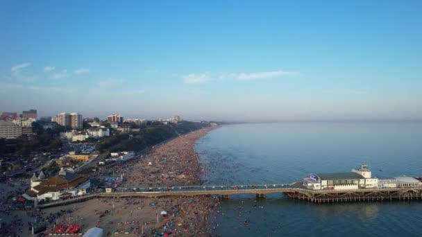 Aerial View People Bournemouth Beach Élvezi Brit Ősz Forró Napját — Stock videók