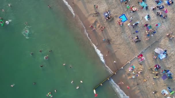 ボーンマスビーチの人々が秋のイギリスのホットデーを楽しむ空中ビュー イギリスイギリス 9月9日のドローンのカメラで撮影された映像 2023日夕日 — ストック動画