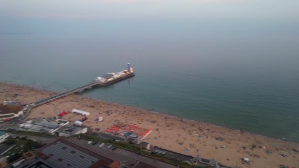 Flygfoto Över Människor Bournemouth Beach Njuter Brittiska Varma Höstdagen England — Stockvideo
