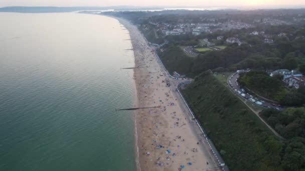 Bournemouth Sahili Ndeki Ngiliz Sıcak Sonbahar Günü Nün Tadını Çıkaran — Stok video