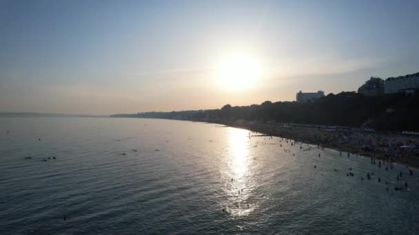 Vista Aérea Gente Bournemouth Beach Disfrutando Del Caluroso Día Británico — Vídeo de stock