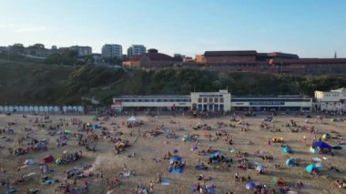 Bournemouth Sahili 'ndeki İngiliz Sıcak Sonbahar Günü' nün tadını çıkaran insanların hava görüntüsü. İngiltere İngiltere İngiltere. Görüntü İHA 'nın Kamerasıyla 9 Eylül 2023' te günbatımında çekildi.