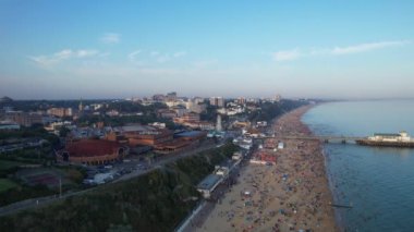 Bournemouth Sahili 'ndeki İngiliz Sıcak Sonbahar Günü' nün tadını çıkaran insanların hava görüntüsü. İngiltere İngiltere İngiltere. Görüntü İHA 'nın Kamerasıyla 9 Eylül 2023' te günbatımında çekildi.