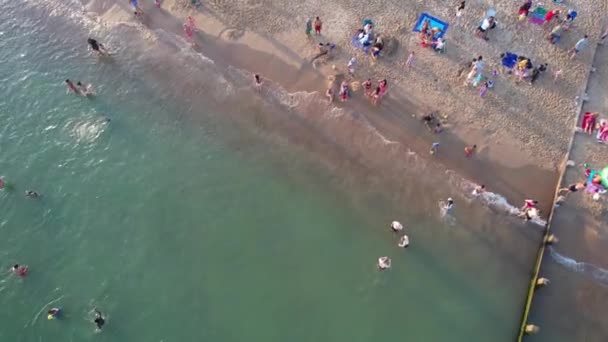 Aerial View People Bournemouth Beach Απολαμβάνοντας Βρετανική Καυτή Μέρα Του — Αρχείο Βίντεο