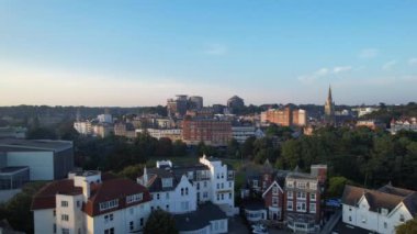 İngiltere 'nin Bournemouth şehrinin havadan görüntüsü. Görüntü İHA 'nın Kamerasıyla 9 Eylül 2023' te günbatımında çekildi.