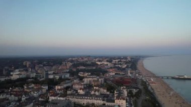 İngiltere 'nin Bournemouth şehrinin havadan görüntüsü. Görüntü İHA 'nın Kamerasıyla 9 Eylül 2023' te günbatımında çekildi.