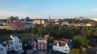 İngiltere 'nin Bournemouth şehrinin havadan görüntüsü. Görüntü İHA 'nın Kamerasıyla 9 Eylül 2023' te günbatımında çekildi.