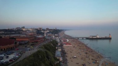 İngiltere 'nin Bournemouth şehrinin havadan görüntüsü. Görüntü İHA 'nın Kamerasıyla 9 Eylül 2023' te günbatımında çekildi.